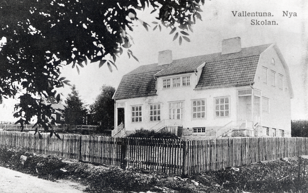 Vita skolan i Hjälmsta, Vallentuna    Skolan byggdes 1910 och revs i januari 1964.  Kopia av vykort med texten:  Vallentuna. Nya skolan.  Vykortet är poststämplat  9 juni 1917