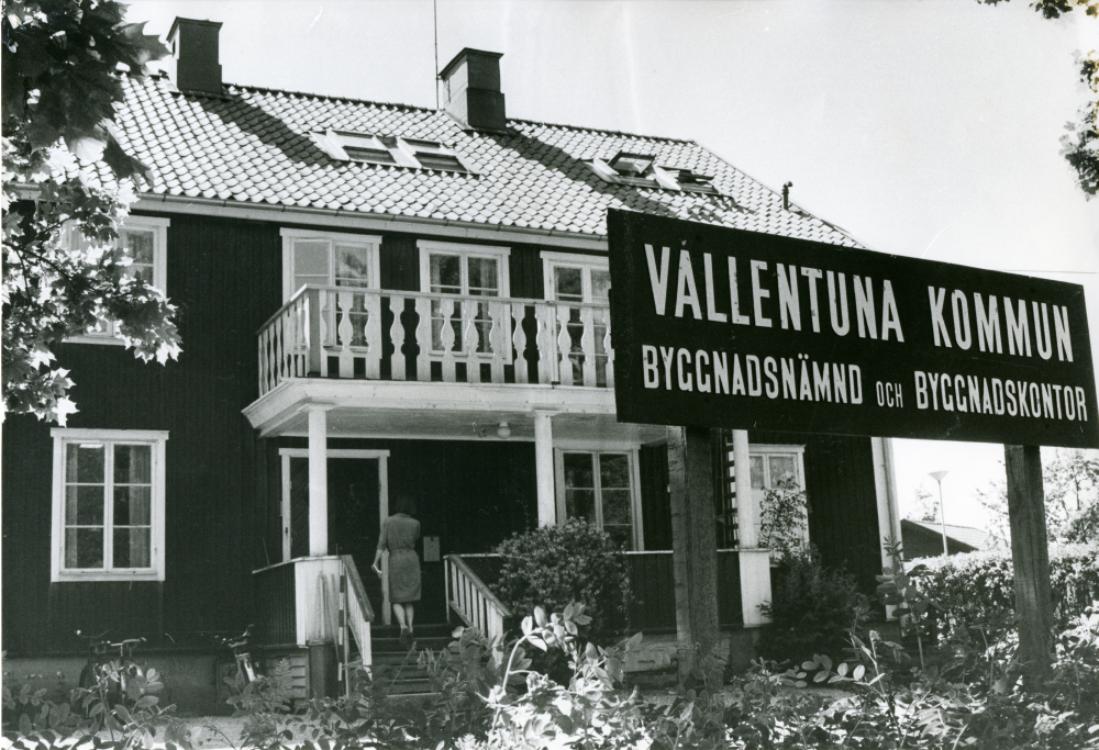Det gamla ålderdomshemmet på Skolvägen, som byggdes 1928, användes en period av Vallentuna kommun som lokaler för byggnadsnämnd och byggnadskontor innan verksamheterna flyttade till Tunahuset i centrum.
•Fotografiet ingår i bildserien ”Vardagsliv i Vallentuna kommun” av Rachael Gough-Azmier & Gunilla Blomé, Haga Studios HB.