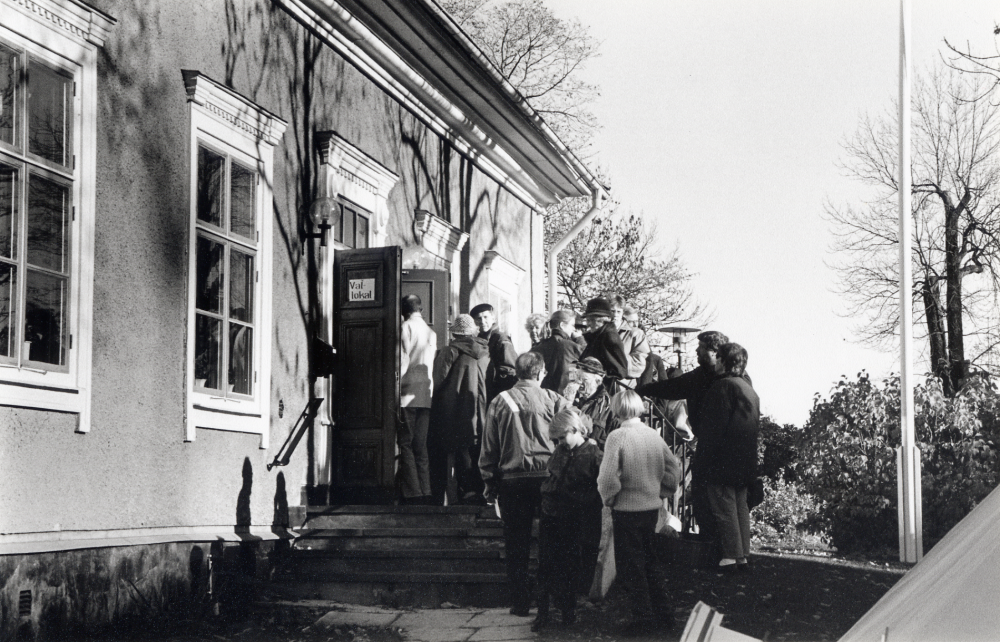 Kyrkoval 1994.  Kö vid ingången till vallokalen i Klockargården söndagen 16 oktober.   Valet kallas ibland "Det bortglömda valet".  Denna dag var det kö vid vallokalen större delen av dagen enligt pastoratkyrkorådets ordförande Jan Birgersson