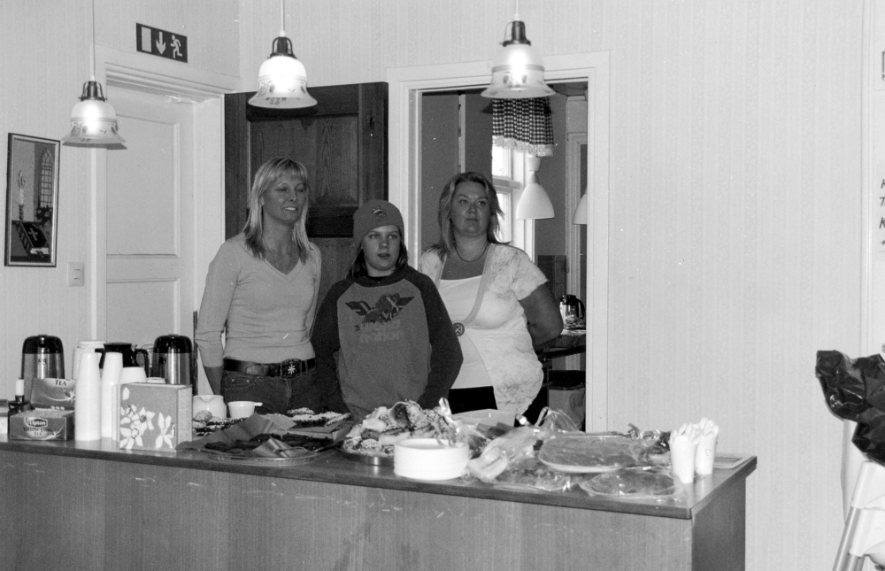 Vallentunasjöns dag ägde rum ffg i april 2006 och planerades vara en årligen återkommande dag med olika aktiviteter där miljön i och runt sjön uppmärksammas. I Klockargården sköttes serveringen med hembakt bröd av elever och föräldrar från Karlbergsskolan.  Bakom disken står Anette Öhrstedt med sonen Jonathan samt Camilla Björklund