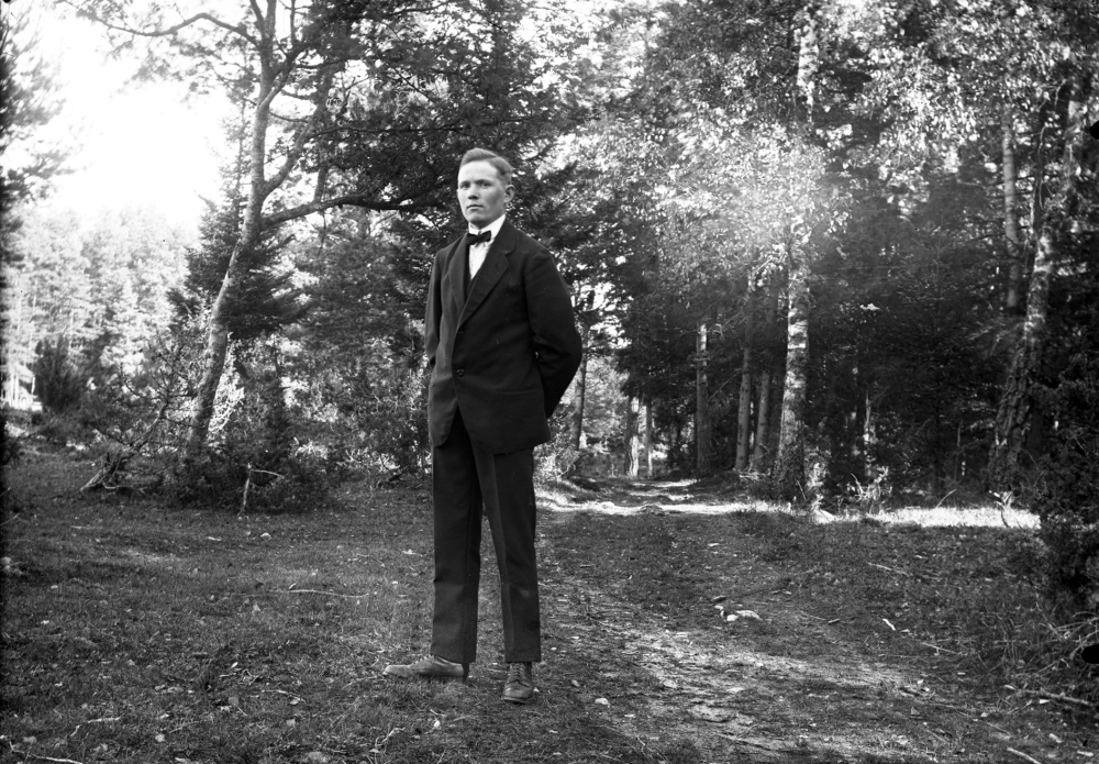 Är tagen på samma plats och samtidigt som bild 6857, dvs vår/sommar 1921.
Personen på bilden är Sven Andersson. Han har tagit av sig hatten (jfr bild 6857). Bilden är tagen vår/sommar 1922. Fotograf: Algot Laurell? Stenberg?