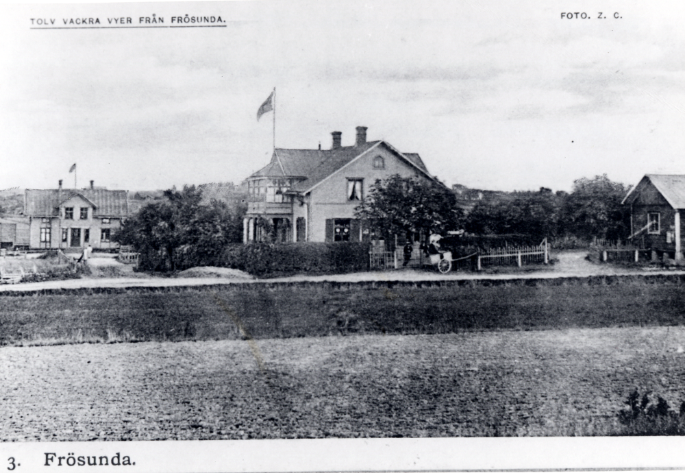 Tolv vackra vyer från Frösunda  en vykortsserie framställd av fotografen  Zackeus Carlsson  Nr 3 med rubrik Frösunda. T v  Frösunda stationshus  och i bildens mitt  Frösunda handel