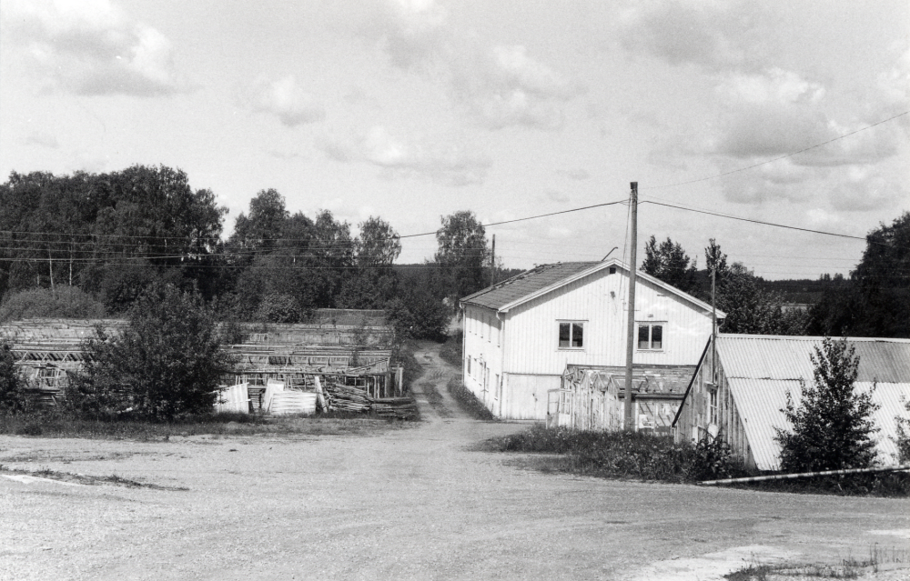 Heidmarks handelsträdgård i  Bällsta  startades 1927 av  Pettersson.  Sönerna antog släktnamnet Heidmark.  Man odlade rosor, pelargoner, azaleor, julstjärnor, tulpaner och andra lökväxter, krysantemum, tomater m m. 1975 såldes marken till  Skånska cement  och verksamheten upphörde 1979 Växthusen används inte mer.  Inom kort skall området bebyggas med bostadsrätter med små och stora lägenheter.  Området får namnet Örtagården.  Utsikt mot väster