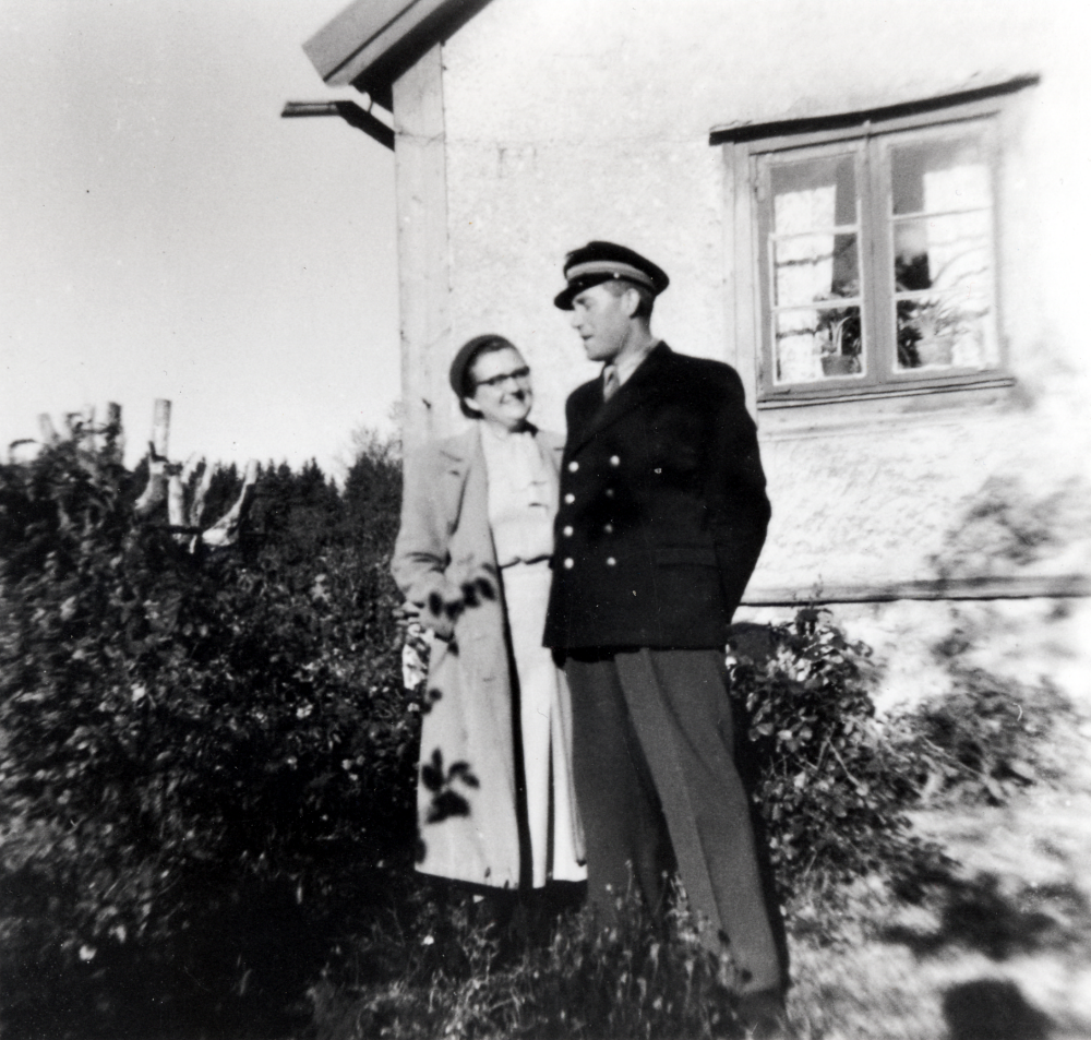 Vivi och Hilding Eriksson utanför torpet Ulriksdal vid Lindö.  Vivi kom från Rosendals gård och bodde många år i USA.  Hon och dottern Neta Danred bodde på 1950-talet i arrendatorsbostaden vid Rosendal.  Hilding och Vivi gifte sig ca 1955.  Hilding var tågmästare på Roslagsbanan