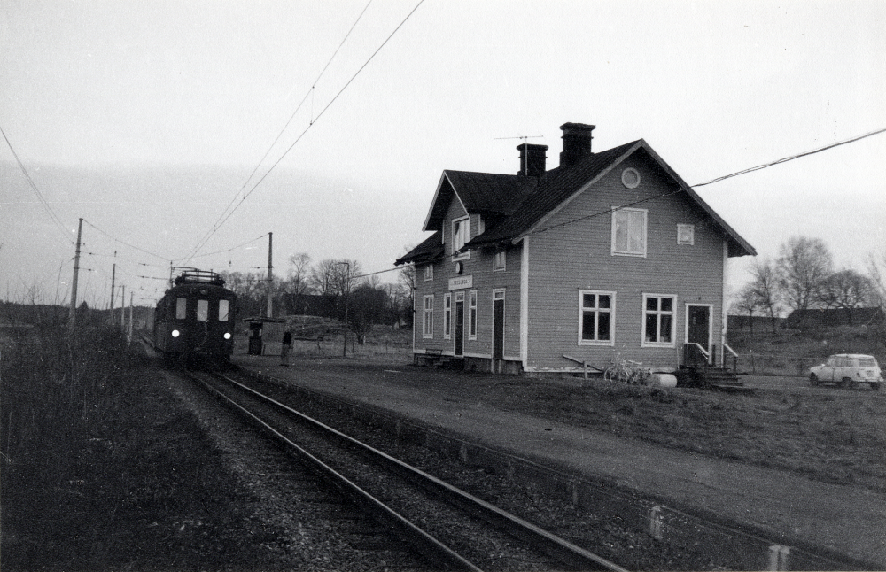 Frösunda järnvägsstation  från norr.  På stationen står en  motorvagn  på väg mot Kårsta.