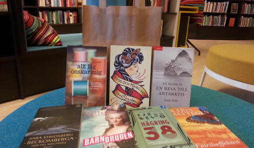 Böcker fint uppställda.