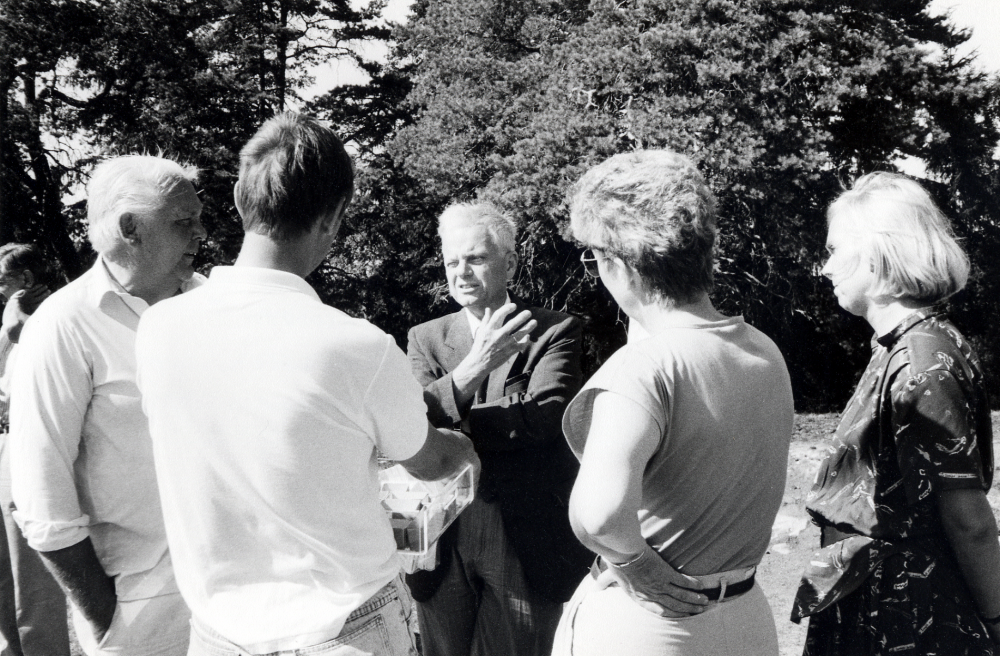 Nordiskt amatörarkeologiskt utgrävningsläger i Granby 3-29 juli – ett samarbetsprojekt mellan hembygdsföreningarna i Vallentuna, Riksantikvarieämbetet och Folkhögskolan på Biskops-Arnö. Här besöker kulturminister Bengt Göransson utgrävningsplatsen. Fr v Karl Erik Mörk, Anders Hedman, Bengt Göransson, Sylvia Pettersson och Ingrid Ullman