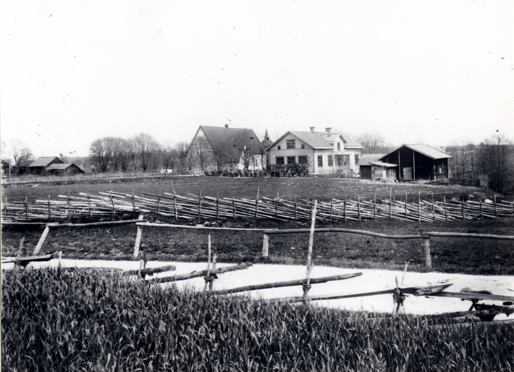 Motiv från Frösunda. Fr v  arrendatorsbyggnad  vid  Frösunda prästgård   Frösunda kyrka  och  Frösunda kyrkskola