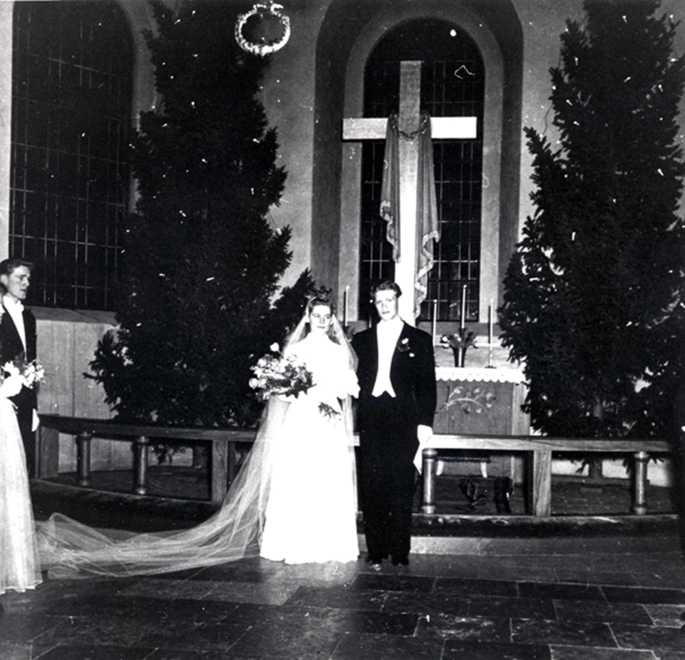 Vigsel i Vallentuna kyrka mellan Yngve Linderoth och Marianne Karlsson.   Marianne är dotter till Märta och Sven Karlsson på Väsby gård.   Kontraktsprost Sven Vängby vigde brudparet.  Tärna är brudgummens syster Ingrid Linderoth, gift Pettersson och marskalk är brudens bror Sven-Erik Karlsson.  Efter vigseln var det middag med dans på Piperska muren i Stockholm.