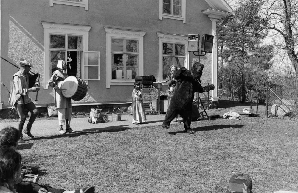 Vallentunasjöns dag ägde rum ffg i april 2006 och planerades vara en årligen återkommande dag med olika aktiviteter där miljön i och runt sjön uppmärksammas. Utanför Klockargården pågår flera verksamheter.  Här en föreställning med Abellis magiska teater med bl a Bisse Abelli och en "livs levande" björn