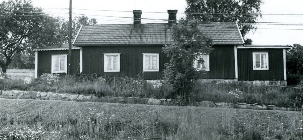 Utbyggnaden av Kvarnstugan vållade debatt. Somliga ansåg att byggnaden förfulats. Bilden tagen österifrån på parkeringsplatsen till dåvarande John's plantshop.