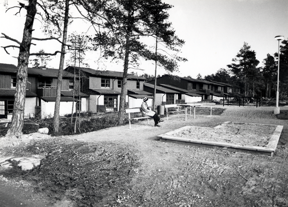 Kragstalund  i södra Vallentuna vid gränsen mot Täby hösten 1978. Ett stort område med omväxlande småhus och gruppbebyggelse i olika storlekar.  Byggnadsarbetena påbörjade 1976/77.  På soffan sitter  Berit Sjögren