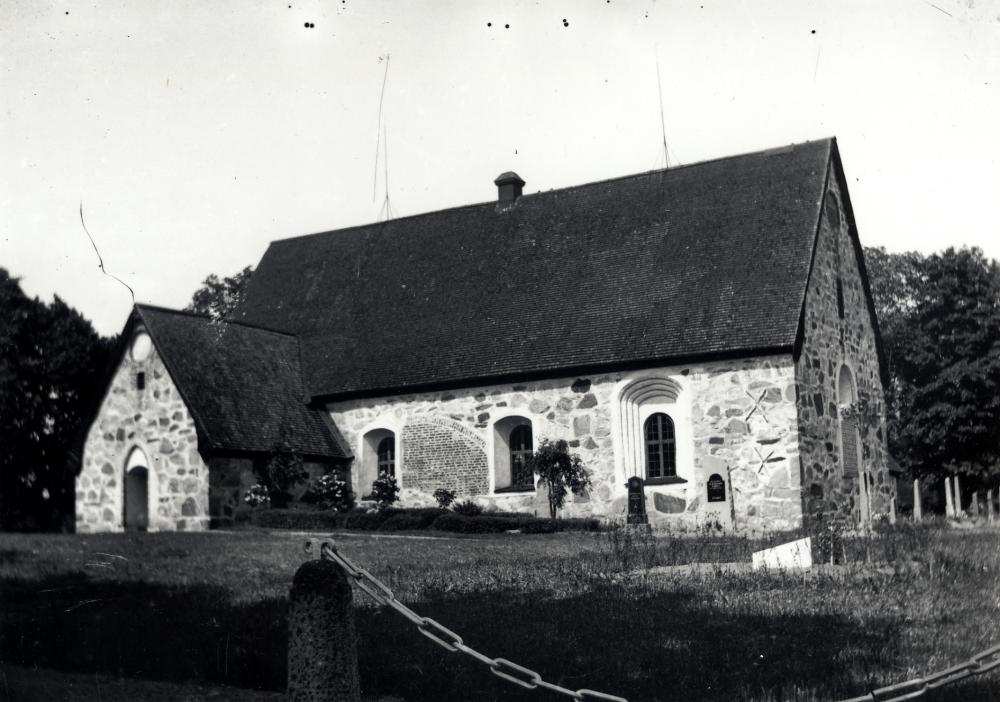 Frösunda kyrka byggdes på 1400-talet.  På samma fanns även tidigare ett kapell, förmodligen byggd av trä.  I slutet av 1400-talet eller början av 1500-talet byggdes vapenhus och sakristia. Tegelförstärkningar visar var den gamla sakristian låg, den del av kyrkväggen var gemensam med det gamla kapellet.  Kyrkan restaurerades i början av 1900-talet och fick nytt plåttak 1975