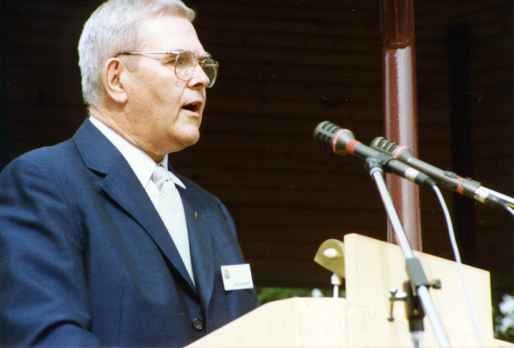 Kommunalfullmäktiges ordförande Erik Lindahl talar när kung Carl XVI Gustaf och drottning Silvia besöker Vallentuna på sin "Eriksgata" i Stockholms län.