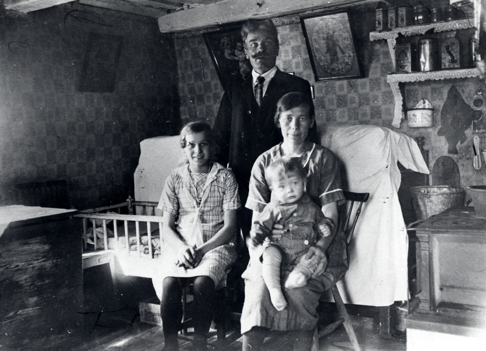 Interiör från Kvarnhagen i Löfsta. Familjen Färm. Bilden är troligen tagen 1928 med de yngsta barnen, Nanny Maria Elisabet 14 år och Karl Olof 1 år, tillsammans med fadern Karl som var en skicklig hovslagare, och modern Julia.
2021-12-16 Uppgifter från Riksarkivet: Familjen Färm bodde i Löfsta Kvarnhagen till 23/11 1928 och bestod då av hovslagare Karl Bernhard Färm född 1884, hustrun Julia Charlotta född Johansson 1887, sonen Tage Holger f 1911, Oskar Albert Fritiof f 1912, dottern Nanny Maria Elisabet f 1914 och sonen Karl Olof f 1927, alla fyra barn föddes i maj månad. I slutet av 1928 flyttade familjen till Lunda.
