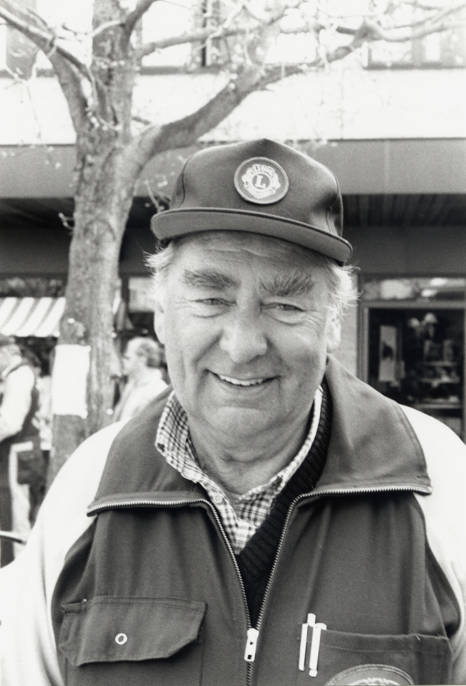Förre polischefen i Vallentuna Gunnar Söderqvist, född 1925,  fotograferad på Tuna torg i samband med Lions våryra.   Gunnar S har under lång tid också varit överförmyndare i kommunen