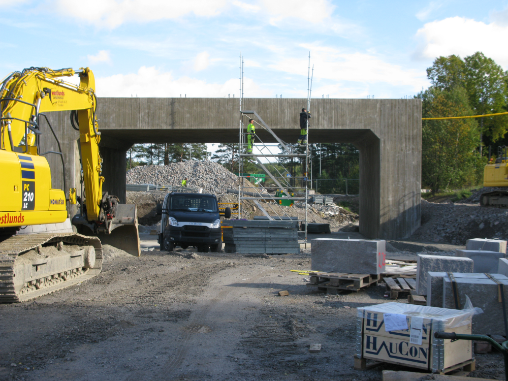 I samband med att Roslagsbanan förses med dubbelspår på sträckan Kragstalund-Vallentuna ersätts den gamla järnvägsbron över Gamla Karlbergsvägen med en ny, bredare, bro.