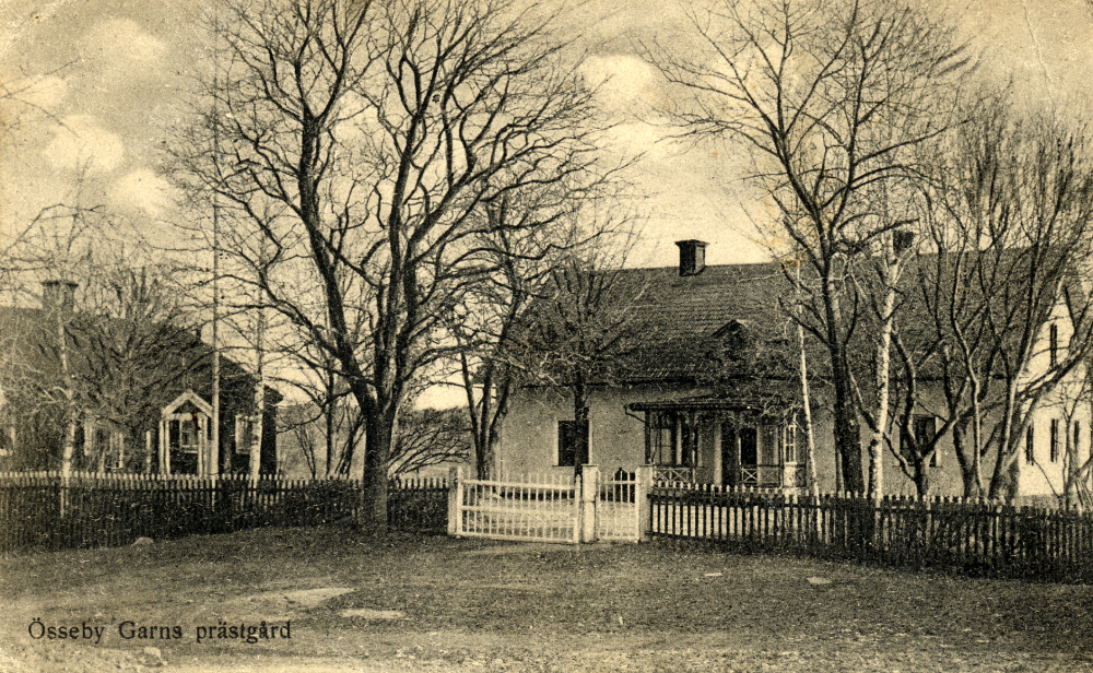 Össeby-Garns prästgård byggdes 1882-83.  Tidigare bodde kyrkoherden i Salve, efter 1916 blev den bostad för prästgårdsarrendatorn.  Kopia av vykort till Charlotta-dagen med texten: Mamma gratuleras hjärtligt på sin namnsdag 12-5-1923.  Låt höra av er nån gång.  De käraste hälsningar medföljer från Brottby