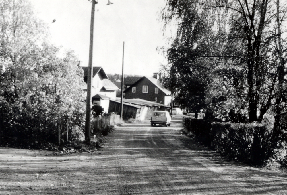 Mörbyvägen med de två syskonvillorna, på vägens vänstra sida.  Syskonvillorna byggdes ca 1915 av en byggmästare Karlsson på Rickebys mark.  Den södra villan revs när förvaltningshuset Tärningens byggdes och den norra vid samma hus utbyggnad 1994