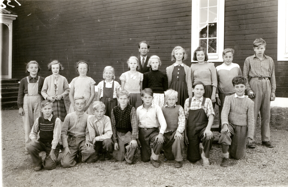 Stående från vänster: Svea Andersson, Ebon Karlsson Edling, Monika Åman, Ingabritt Sjöblom, Elna Karlsson, läraren Halvar Hedler, Gunell Kraft, Elsie Westerlund, Inez Jansson, Bernt Wiman, Karl-Erik Berglund.
Knästående: Timo Ekholm, Sören Eriksson, Lars-Olov Westerlund, Harry Jansson, Per-Erik Asplund, Ulf Ritzén, Jan-Olov Jansson, Stig-Erik Bergkvist. 
Original och uppgifter: Timo Ekholm.