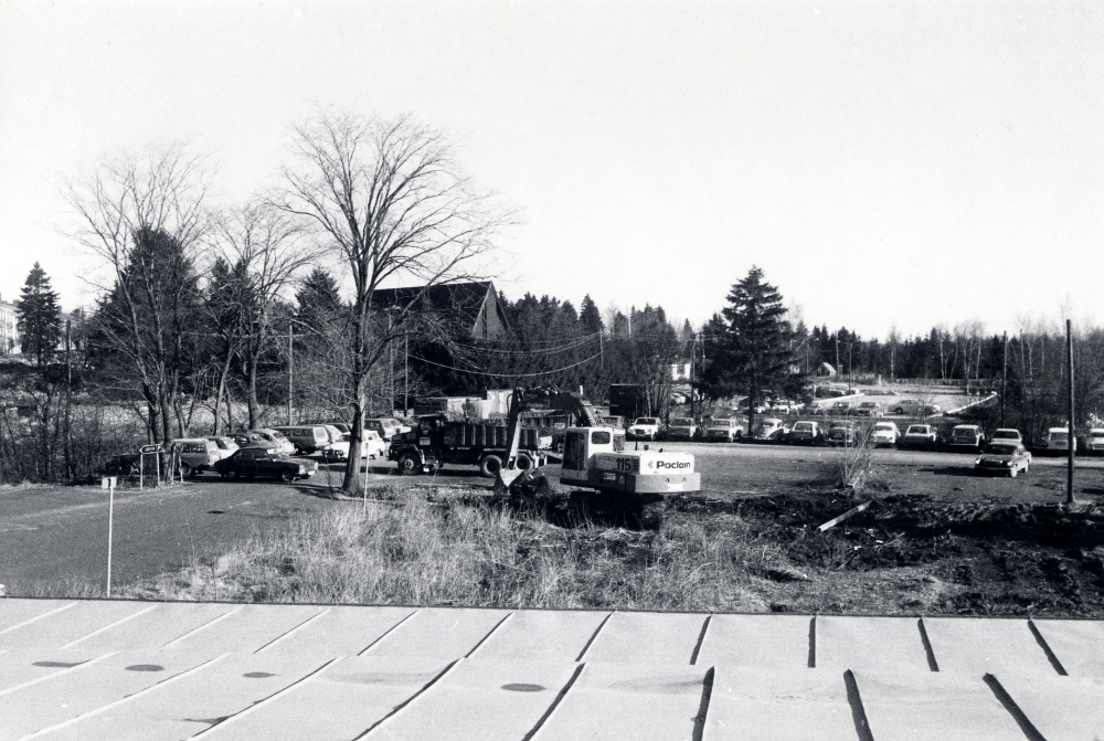 Ett nytt Domusvaruhus byggs i Vallentuna centrum norr om Konsumhuset.  Första grävskopan påbörjar arbetet 7 april 1981