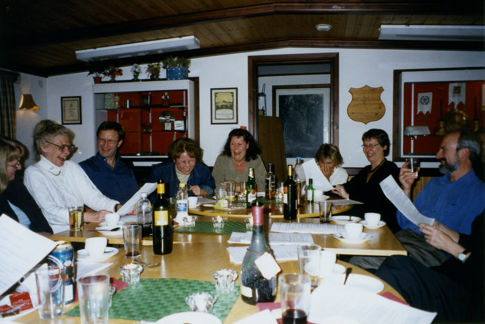 Össebyamatörerna har spånarkväll inför årets revy. Gunnel, Margaretha, Peter, Lisa, Eva, Annki, Agneta och Lars-Erik. Lokal: Klubbstugan Össeby IP