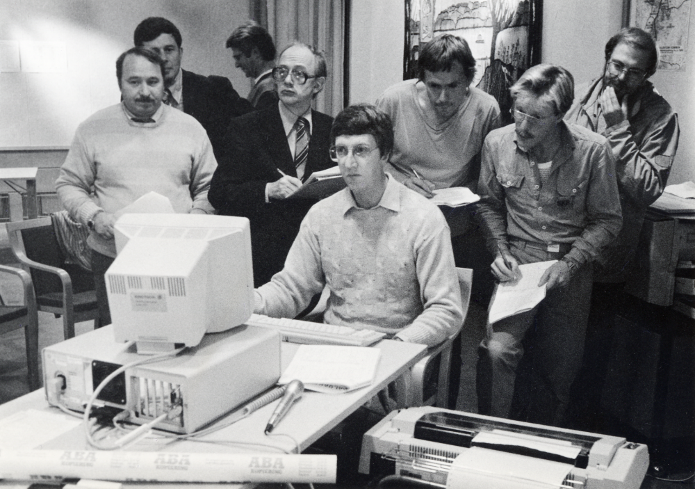 Valvaka  i  Vallentunasalen  En samling kommunalpolitiker samlade runt en dator för att följa upp valets siffror. Fr v  Carl-Axel Olsson   Åke Uddén   Werner Bauer   Paul Jönsson  vid datorn biträdande kanslichefen  Lars-Inge Andersson  okänd,  Lars Sjöswärd  och okänd