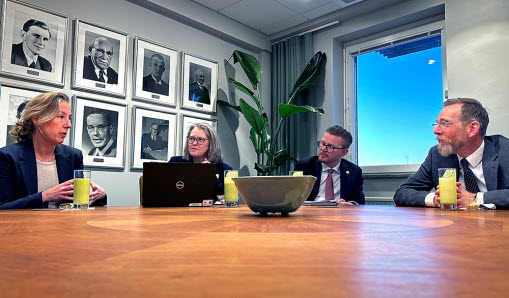 Charlotte Muntzing, kostchef, Annika Hellberg, kommundirektör, kommunstyrelsens ordförande Johan Skog, socialminister Jakob Forssmed