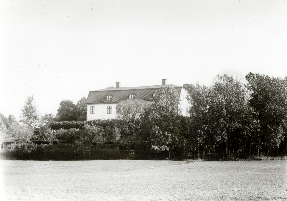 Huvudbyggnaden vid  Brollsta säteri  brann ner på 1950-talet medan flygelbyggnaderna kunde räddas.  Originalglasplåt gåva från Österåkers hembygds- och fornminnesförening genom Torsten Jansson vid besök i bildarkivet