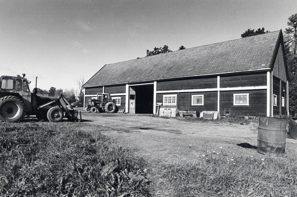 Backa gård i Kårsta.  Gamla stallet med plats för ca 20 hästar har byggts om till maskinhall