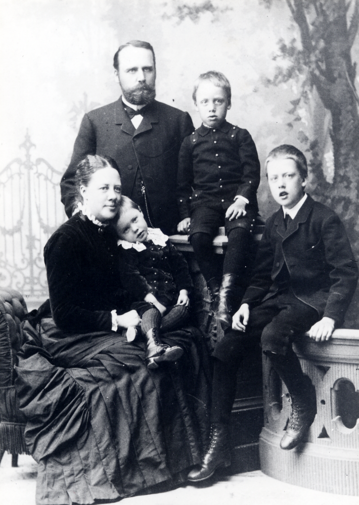 Kyrkoherdefamiljen Hedén i Össeby-Garn.  Kyrkoherde Karl Hedén med hustrun Ella Hedén samt barn