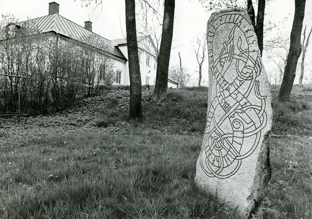 Runsten med beteckningen U238 i Lindö där runstenen står i parken vid Lindö cirka 25 meter sydöst om huvudbyggnaden.