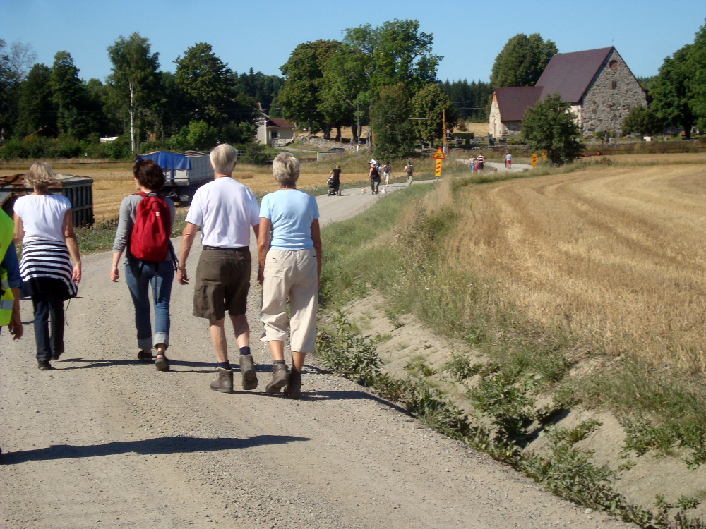 År 2013 startade Svenska kyrkan i Vallentuna pilgrimsverksamhet med centrum i Frösunda. Frösundagården, den gamla skolan, blev centrum i verksamheten. Från den kan man pilgrimsvandra flera leder. Den mest lokala är den som kallas Livstensleden och går från Frösundagården, mot Lilla Luttergärde, Torsholma, Näs, Helgö och tillbaka till Frösundagården på 6 km. Verksamheten invigdes den 25 augusti 2013.