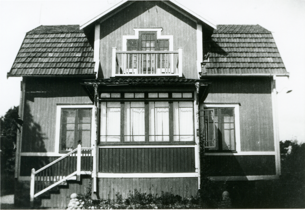 Villa Klippan på Banvägen i Vallentuna byggt 1908 med fastighetsbeteckning Rickeby 1:16. 1910 köptes huset av banmästare Henning Henningsson och hans hustru barnmorskan Berna, född Rundstedt. De gifte sig 1910, samma år föddes äldsta sonen Helge. På platsen finns sedan 1969 förskolan Videgården. 1960-tal?