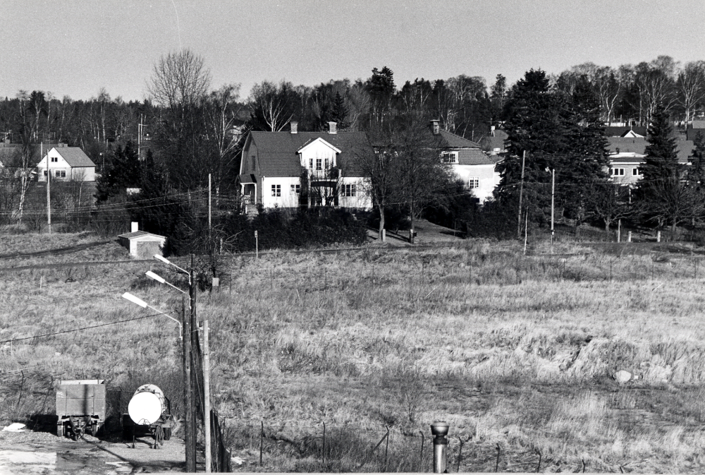 Utsikt från Tellus Maskins tak mot tegelbruksvillorna, t h skymtar den nya bebyggelsen på Åby gärde och längst t v radhus på Björkhagsvägen. Tegelbruksvillorna ägdes av t v fabrikör Axel Lundqvist, ägare till Vallentuna tegelbruk, och den högra villan av fabrikör C J Gustafsson, ägare  till Åby tegelbruk