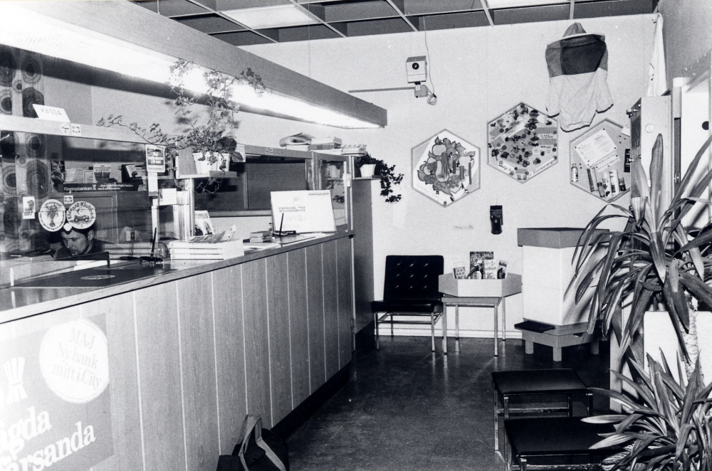 Vallentuna biodlareförening  visar en utställning med namnet  "Hembygdens honung ger bär och blommor där du bor"   i  Föreningsbanken  Här visas utställningen inne i banklokalen på  Centralvägen  Bakom disken i banken syns  Gunnar Hillbo