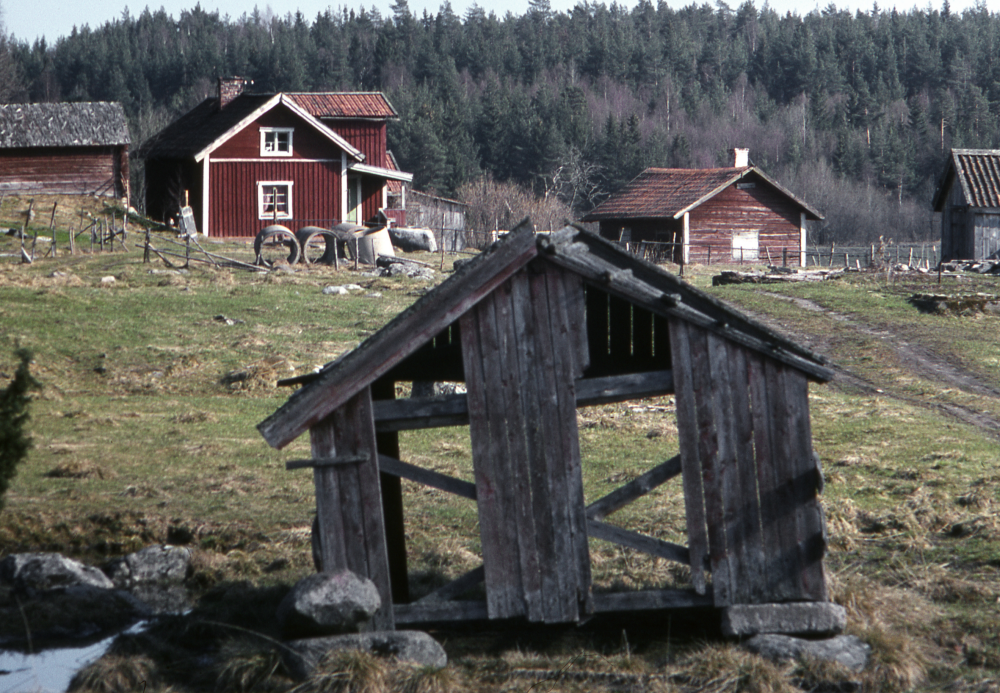 Södertorp. Fotografiet ingår i bildserien Några torp i Vallentuna 1970 som köptes av Vallentuna kommun. Dokumentationen gjordes mot bakgrund av den snabba förvandling av kulturlandskapet som skett och ännu sker. Många torp anlades under den svenska landsbygdens folkökning under slutet av 1700-talet och decennierna framöver. Dessa torp och små gårdar försvinner alltmer då de inte längre är lönsamma. Kulturmiljö.