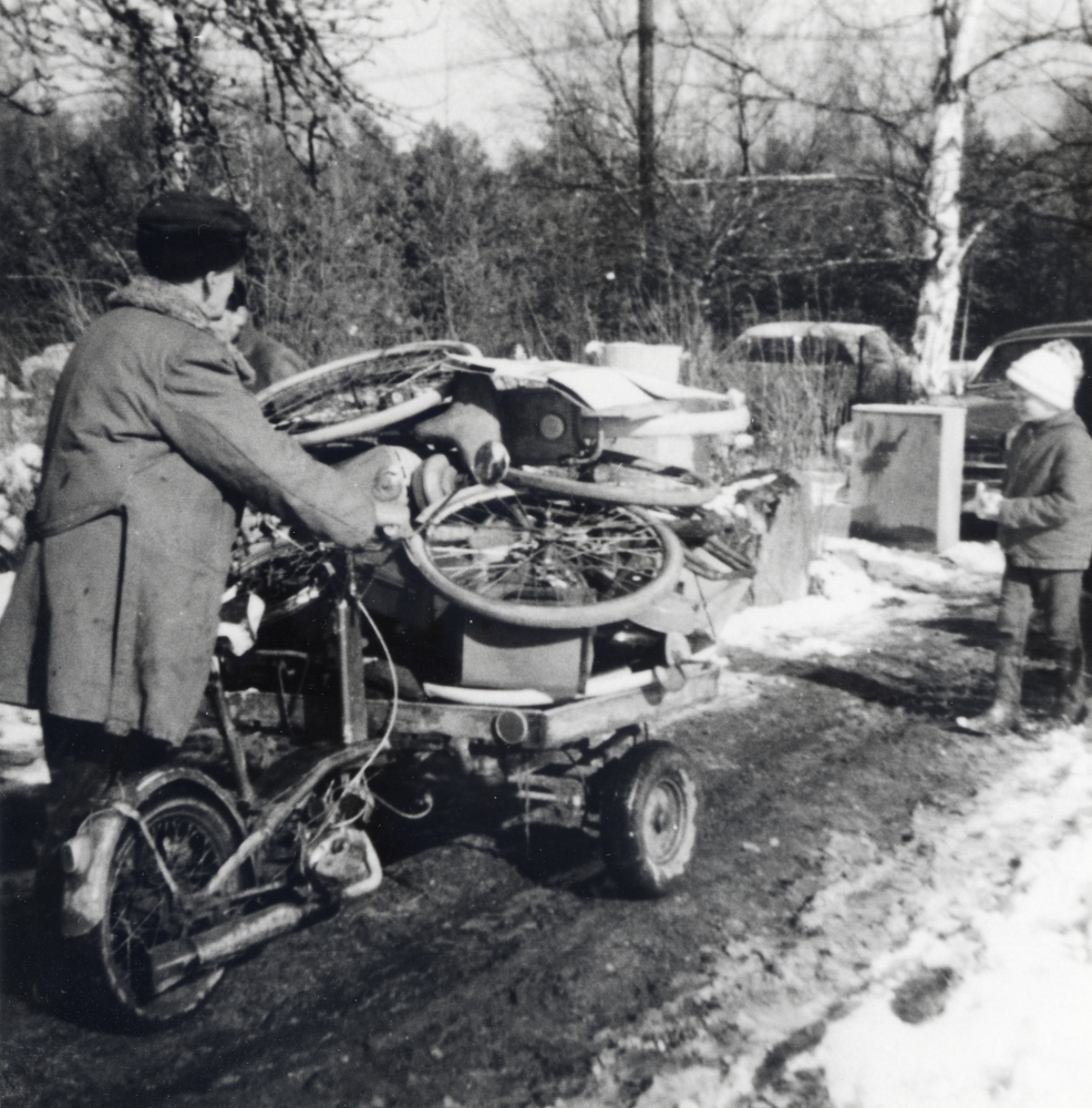 Hjalmar Pettersson, "Cykel-Hjalmar" bodde själv i ett hus på Lindholmsvägen mitt emot Nyborg vid avtagsvägen mot Molnby.   Han levde på att reparera cyklar,  mopeder och gräsklippare,  ev slipade han också knivar.  Han hade egna små auktioner med cykeldelar m m.  Han dog i början av 1970-talet och var då i 75-års åldern.  Här är han med fullastad moped, okänt var
