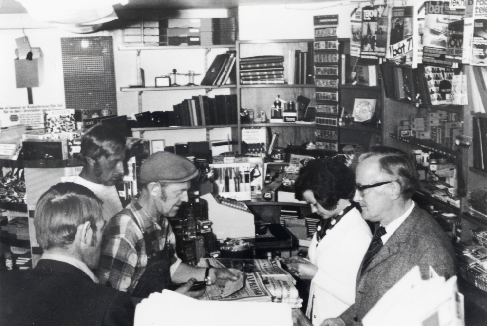 Vallentuna bok- och pappershandel ägdes av Linnea Skoog och hennes man Sven Skoog. Affären låg på Centralvägen i passagen under bostadhusen. 1 oktober 1973 flyttade man till nya lokaler i Tunahuset. Rörelsen såldes vid årsskiftet 1976/77 till Svante Persson och bytte då namn till Vallentuna bok-, pappers- och tobakshandel AB. Irene Lundell och Sven Skoog expedierar kunder i affären.