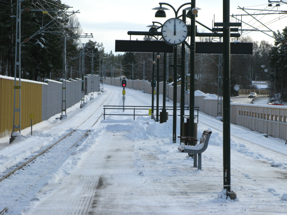 I samband med att Roslagsbanan förses med dubbelspår mellan Kragstalund och Vallentuna förnyas även hållplatsen i Bällsta med bland annat nya plattformar och vindskydd.