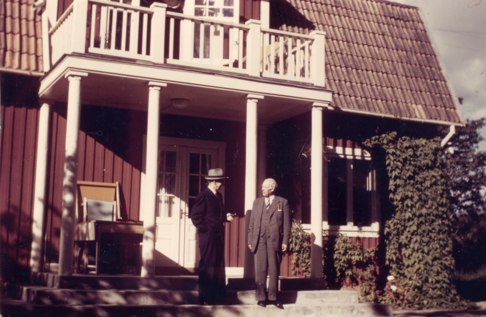 På trappan till kantorsbostaden i Markim står Vilhelm Kant, lärare och kantor I Markim-Orkesta och Gustaf Sundman, lärare och kantor i Frösunda