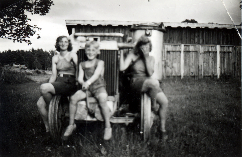 Under andra världskriget fick även traktorerna gengasaggregat.  Här sitter syskonen Margit, Erik och Inga från Hacksta gård på gårdens traktor.  Barnens föräldrar är Hacksta gårds ägare Verna och Josef Forsberg.  Ev är traktorn av märket Case