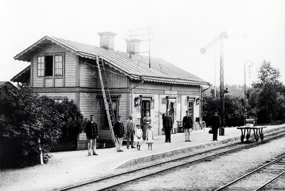 Knutby järnvägsstation mellan Rimbo och Faringe. På perrongen står järnvägspersonal och resande? En man med plommonstop och väska, en man samt en kvinna och 2 små flickor. En tralla med paket på står på spåret. En semafor finns också vid stationen. Sträckan Rimbo- Faringe invigdes 23 oktober 1884. Persontrafiken lades ned 1 januari 1967 och godstrafiken 1 juli 1977.
Ur Gert Ekströms samlingar