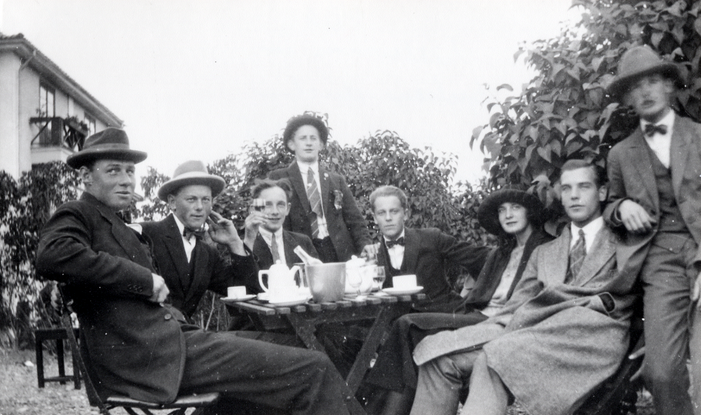Medlemmar i styrelsen i Vallentuna bollklubb, VBK dricker kaffe med punsch. Runt bordet sitter fr v Agne Berg, Ragge Linder, okänd, Sven eller Erland Jonsson, Ragge Magnusson, Ingeborg Gummaelius och Sten Stennemark