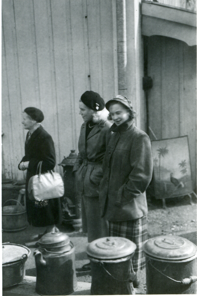 Ingrid Jacobsson Wester och Anna Lisa Ahlén på auktion eller marknad. Troligen 1950-talet.