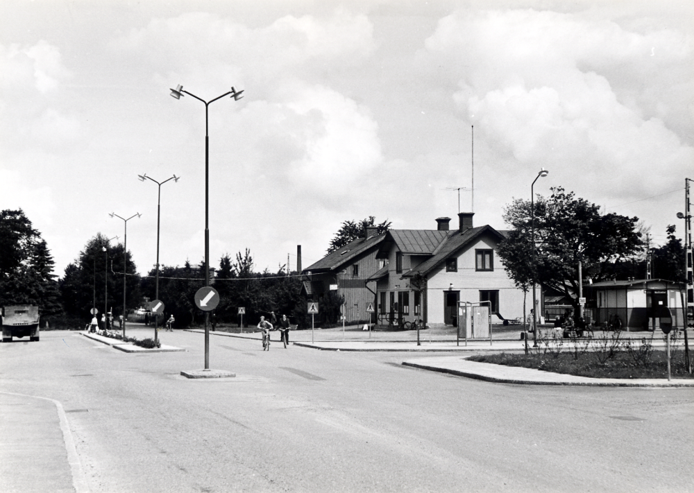 Vallentuna järnvägsstation och stationsområde Gatani förgrunden är Banvägen huset t h stationen och t v Vallentuna järnvägsrestaurang Flugan Bredvid stationhuset en Pressbyråkiosk