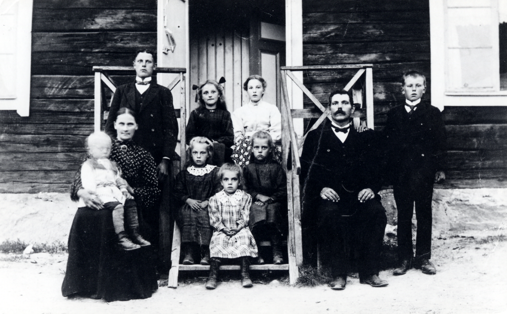 Skomakare Carl-Gustaf Linder och hans hustru Ida Maria Linder utanför Marieberg i Vallentuna. Barnen i övre raden fr v Rickard Linder, Agnes Linder, Maria Linder och t h om fadern Ragnar Linder. I moderns knä sitter Martin Linder och flickorna längst ner på trappan Märta Linder, Anna Linder och Lilly Linder