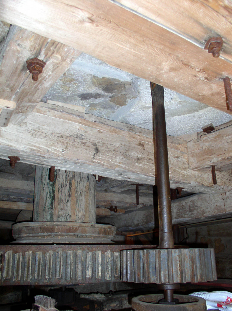 Med hjälp av det stora kugghjulet som var fäst på hjärtstocken överfördes kraften till det lilla kugghjulet vilket i sin tur drev den övre kvarnstenen, löparen. Den undre kvarnstenen kallades liggaren och var fast förankrad.