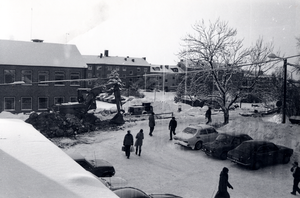 Utsikt mot sydväst från barnavdelningen i Vallentuna bibliotek, Allévägen mot Kommunalhuset, delar av kommunalhusparken och parkeringen utanför affären Kära Barn