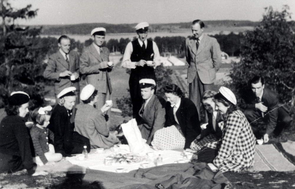 Vallentuna hembygdskör håller traditionell gökottta på berget öster om Roslagsbanan vid Bällsta.  I bakgrunden syns Petterssons trädgårdsmästeri och Vallentunasjön samt  suddigt  förmodligen Oppgården i Kragsta